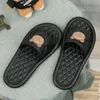 Slippers Japans-stijl beer indoor huis sandalen en vrouwen zomer badkamer casual zachte platte flip-flops