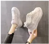 2021 novos sapatos brancos pequenos primavera coreana feminina e verão Novo estilo malha respirável sapatos esportivos coreanos sapatos lisos Y0907