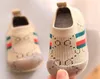 Kid Sneaker Baby First Walkers Skor 2022 Vår Spädbarn Småbarn Skor Flickor Pojke Casual Mesh Sko Mjuk botten Bekväm