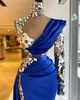 2023 Abiti da ballo arabi Aso Ebi Cristalli di perline di lusso Royal Blue Illusion Abito da sera con collo alto Guaina Una spalla Split Mermaid Abiti da festa formale