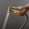 Bidet kranen geborstelde gouden koperen badkamer kraan muur gemonteerd koud water mixer spuiter xwt061867065030340