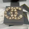 Einfache Designer -Marke Doppelbuchstaben Broschen Geometrische Bronze Pullover Anzug Halsband Pin Brosche Mode Herren Damen Kristall Strass -Rasson -Perle Brosche Hochzeit Schmuck Schmuck