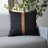 coussins décoratifs pour canapés noirs