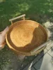 ハンドル付き籐製収納トレイラウンドバスケットハンドウ編まれた籐トレイ籐のバスケットパンのフルーツフードの朝食の朝食の表示