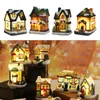 Oggetti decorativi Figurine Case di neve con luci a LED lampeggianti colorate Decorazione natalizia per la casa Anno regalo per bambini Scena in resina Villaggio