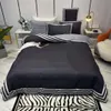 Otoño Invierno Queen Size Juegos de cama de algodón Carta impresa 4 piezas Sábana plana acolchada Dos fundas de almohada Diseñador Edredón para el hogar Funda nórdica