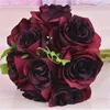rosas artificiales de color rojo oscuro