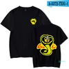 Hot Sale Fashion Summer Populära Cobra Kai T-shirts Män / Kvinnor Cool Short Sleeve Rolig T Shirt Classic Design Tops Tees Cobra Kai Kläder