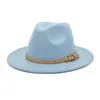Wide Brim hattar Fedoras för kvinnor Män Modehatt Bälte Tillbehör Kontrakt Multicolor Vintage Ladies Jazz Cap med a