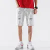 Été blanc Hommes Ripped Loose Straight Jeans Short Fashion Hip hop Bermuda Holes mâle Couleur unie Casual Beach Denim shorts 210310