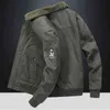 Chaquetas de cuello de piel de los hombres abrigo de bordado de la medalla chaqueta militar de invierno abrigos tibia con cremallera bomber de al aire libre ropa exterior macho Top y1109