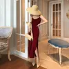 Casual Dresses Vintage Satin Strap Dress Women Red Color Sexig V-ringad ärmlös High Split Midi-dragkedja Design Fashion Party Charming 2022