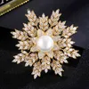 Simple Elegant Pearl Snowflake Bouttoniere Europe and America Fashion Christmas Brooches Pins Luxury Wedding Suit Corsage