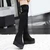 Chaussures de cales noires pour femmes en cuir suédé sur les bottes au genou 12cm Platform Heels Automne hiver long bottes Bottin Femme Hiver Y1018