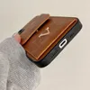 2022 Luxurys Designers Phone Cases para iPhone 11 12 13 Pro Promax Xr X / xs 7p 8p Letter Case Fashion V Card Pocket Case D2201132Z
