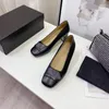 2021 scarpe squadrate da donna in pelle di pecora bellissima pelle alla moda Decorazione elegante in metallo tacco grosso da 5,0 cm