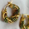 Hoop Huggie Real Gold Plated Cooper Green Crystal Rhinestone Twisted Örhängen för Kvinnor Uttalande Smycken Tillbehör