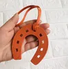 أزياء Pu Leather Horse Hoof Horseshoe Keychain Hand -Bebag Bear Chains Keyring Holder Charm Bass Excalies for Women J0306245O