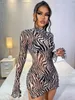 Zebra-gestreiftes, durchsichtiges, figurbetontes Mesh-Kleid mit geteiltem Saum ohne Dessous SIE