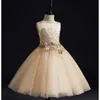 Robes de fille de dentelle d'or pour les perles de première communion Appliques Tulle robe de bal cape filles Pageant robe de fille de fleur pour les mariages 210303