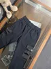 Otoño e invierno, nuevos pantalones cargo de diseñador para hombres, costuras multibolsillos, material cómodo, cintura elástica, pies pequeños, pantalones negros para hombres