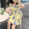 Fabpop Lato Krótki Rękaw Kwadratowy Kołnierz Yellow Floral Print High Waist Slim Mini Plised Cake Sukienka GB935 210709