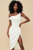 夏の女性のファッションワンショルダードレスセクシーな非対称スプリットサテンミッドカーフドレスセレブ210625