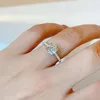 Solitaire 0.5ct Moissanite Promise Ring 925 Sterling Silver Promise Engagement Bröllop Band Ringar för Women Bridal Smycken Gift