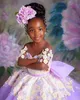 2021 Lilla Sheer Neck Flower Girl Abiti Ball Gown Fiori fatti a mano Tulle Lilttle Bambini Compleanno Pageant Abiti da sposa ZJ676