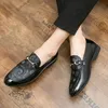 Mocasines para hombre, zapatos de moda clásicos, cómodos, primavera 2021, nuevos zapatos de negocios informales de cuero PU con estampado sin cordones, simplicidad de otoño, punta redonda, conciso DH532