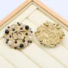 Mujeres Hombres Diseñador Marca Carta Broches Chapado en oro Incrustación Cristal Rhinestone Joyería Broche Encanto Perla Pin 2022 Casarse Regalo de fiesta de Navidad