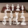 Arte astratta in ceramica Diverse pose di yoga Figurina in porcellana bianca Minimalista Creativo Ragazza di yoga Statua Decorazioni per la casa Ornamenti