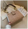 2022 Factory Wholesale New Small Fashion Lingge Broidered File Single Single Messenger Chain Texture Bag Women's Bag Fet Net Red pour 240N