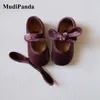 Mudipanda 2021 Höst Baby Girls Retro Toddlers Prewalkers Velvet Bow Avtagbara Skor Spädbarn Soft Bottom First Walkers 210312