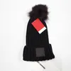 Kış Örme Şapka Lüks Mektup Ponpon Beanies Kürk Pom Kafatası Kapaklar Boonet Kadın Kız Açık Sıcak Tığ Şapka Tıknaz Örgü Kap ile Tag Yapıştırıcı Etiket