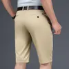 Style classique Summer Men's Slim Casual Shorts Business Mode Solide Couleur Force élastique Coton Kaki Pantalon court Marque 210713