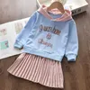 Bärenführer Herbst Mädchen Mode Kostüm Baby Mädchen Brief Muster Plissee Kleider Kinder Freizeitkleidung Preppy Style 210708