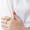 Anéis de casamento Design de luxo a aço de aço redondo grande anel curvo chique minimalista amplo arco liso para mulheres jóias de noivado de mulheres