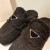 2022 Haute qualité Femmes Pantoufles Dames laine Diapositives Hiver fourrure Fluffy Furry Lettres chaudes Sandales Confortable Fuzzy Girl Flip Flop Slipper