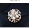 Diamond Pearl Broche Pin Gold Crystal Flower Broche Corsage Sconef Fuckle Dress Suit de traje para mulheres Presente de jóias de moda e areia