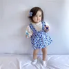 夏の赤ん坊の半袖トップ+サスペンダーパンツスーツブルーの花のロンパル生まれた女の子服210702