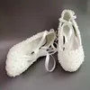 Tacco 5CM Scarpe da sposa in pizzo bianco con perle sposa scarpe da sposa fatte a mano di design di lusso in nastro di raso con zeppe da sposa