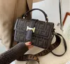 2022 새로운 트렌디 한 홍콩 스타일 여성 메신저 가방 레트로 인쇄 편지 휴대용 패션 한 어깨 작은 사각형 가방