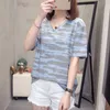 プラスサイズVネックトップスティー2021夏の女性トレンディな緩い半袖Tシャツ特大の縞模様の美的弾性女性TShirt x0628