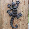ブラックヨーロッパヴィンテージホームガーデンキャストアイアンヤモリウォールリザード置物バーの壁の装飾金属動物像手作り彫刻210811