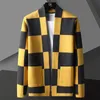 British Style Höst Ny Strikkad Cardigan Sweater Trend Brand Fashion Plaid Cardigan Coat Män Fritid Gula Blå Mäns Tröjor
