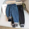 Boy Winter Jeans Bambini Cotone Moda Orlo a costine arrotolato Velluto Addensare Pantaloni in denim Pantaloni morbidi e caldi Vestiti per bambini 90-150 cm 211102