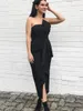 2021 Elegant mantel strapless svart satin brudtärna klänning med ruffles split te längd kort brudar piga av ära klänning gästklänningar