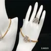 Glänsande diamanthalsband Armband Smyckesset Dubbelbokstav Kristall Blomsterring Kvinnor Metallkedja Armband Street Style För Fest Datum
