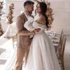2021 Designer Bröllopsklänningar Tulle med långa ärmar Peats Ruched Lace Applique Strapless Custom Made Floor Length Wedding Gown Vestidos